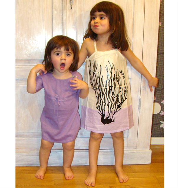 Bild kidsCase--Lila och vit klänning storlek 110