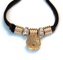 Bild D1182  Brunt mockaband med stor kristall