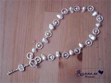 Bild Halsband - Nyckel (silver & vita pärlor)