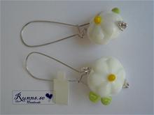 Bild Örhängen - Vit blomma