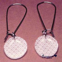 Bild Örhängen av plast - Cirklar med hjärtan (frost)