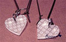 Bild Örhängen av plast - Hjärtan med stjärnor (frost)