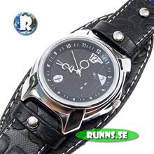 Bild Svart klocka med läderarmband