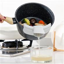 Bild Durkslag som fästs på kastrullen