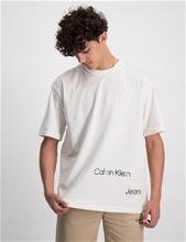 Bild Calvin Klein, DISRUPTED INST. LOGO T-SHIRT, Vit, T-shirts till Kille, 16 år