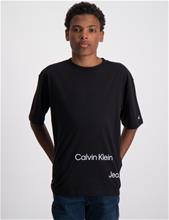 Bild Calvin Klein, DISRUPTED INST. LOGO T-SHIRT, Svart, T-shirts till Kille, 16 år